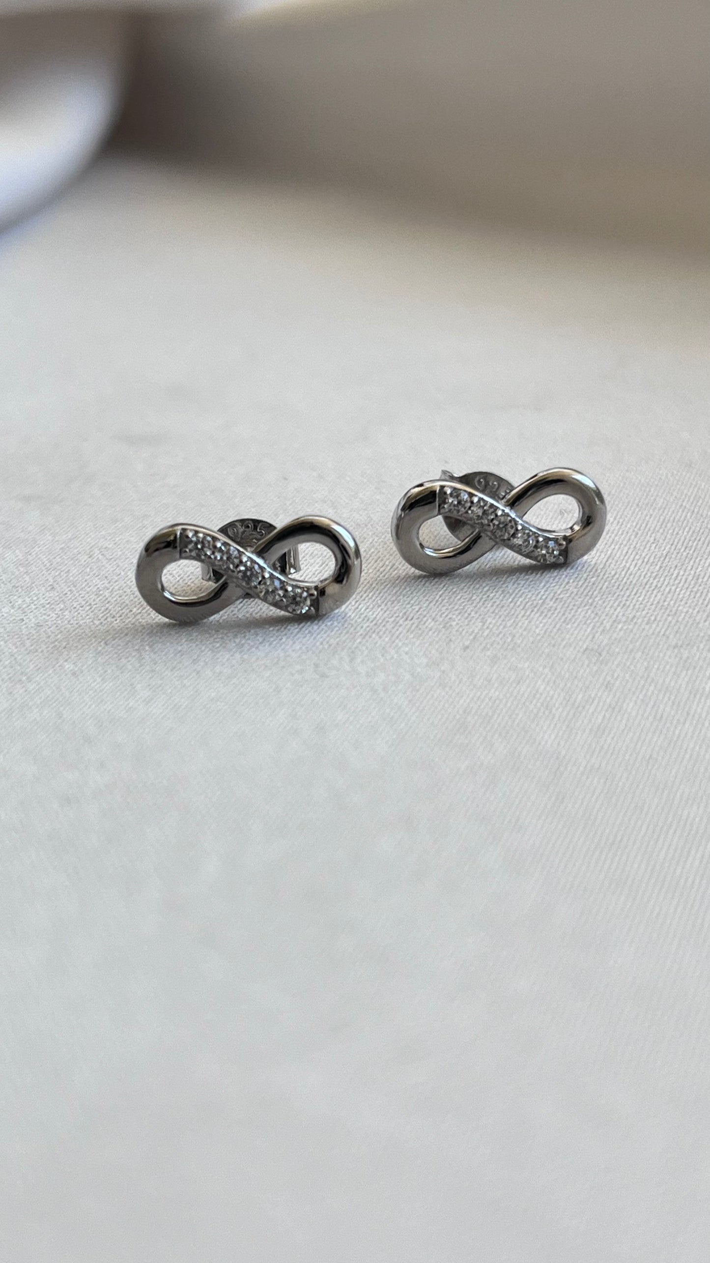 ARETES INFINITOS CIRCONIAS